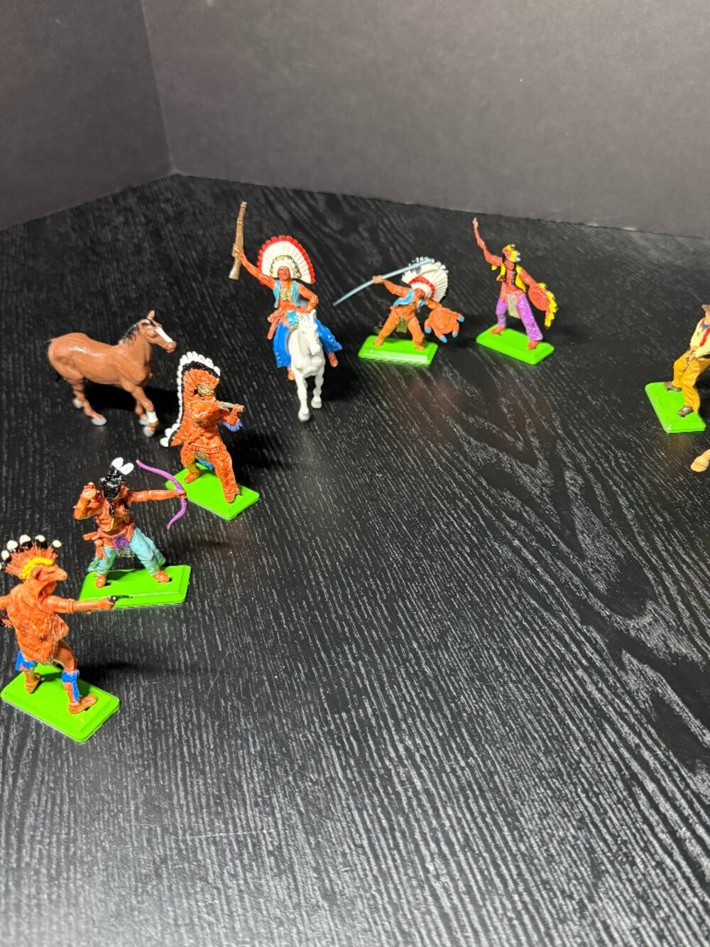 Britains Ltd Deetail Western Figures - Indians & Cowboys - Lot of 10 - See Note